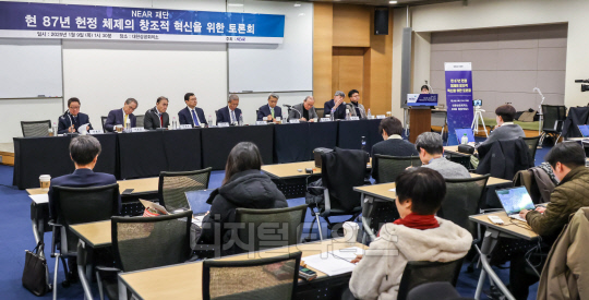 9일 서울 중구 대한상공회의소에서 니어(NEAR)재단 주최로 열린 '현 87년 헌정 체제의 창조적 혁신을 위한 토론회'에서 참석자들이 발표 및 토론을 하고 있다. 왼쪽부터 장용근 홍익대 법과대학 교수, 우윤근 전 더불어민주당 의원, 이상수 헌법개정추진연대 대표, 정덕구 니어재단 이사장, 김종인 대한발전전략연구원 이사장, 이각범 전 청와대 정책수석, 송민순 전 외교통상부 장관, 장영수 고려대 법학전문대학원 교수, 강원택 서울대 정치외교학과 교수. 이슬기기자 9904sul@